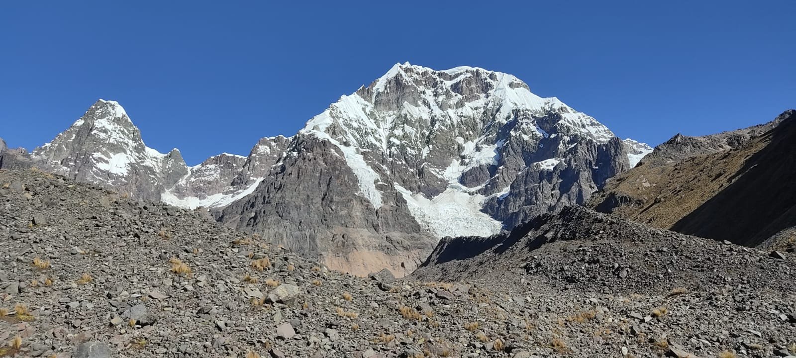El Apu nevado en la cordillera andina, territorio de la Nación Q'ero